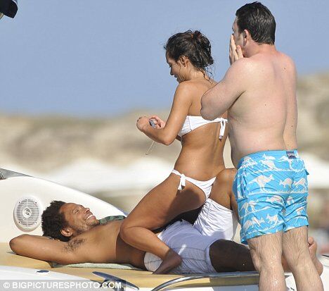 Голые и мокрые. Джеймс Блант отдыхает