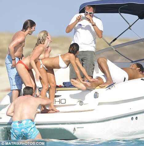 Голые и мокрые. Джеймс Блант отдыхает