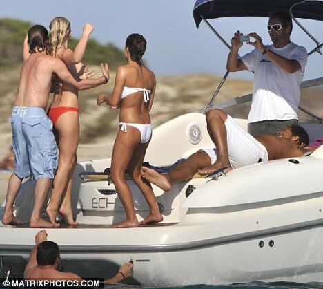 Голые и мокрые. Джеймс Блант отдыхает