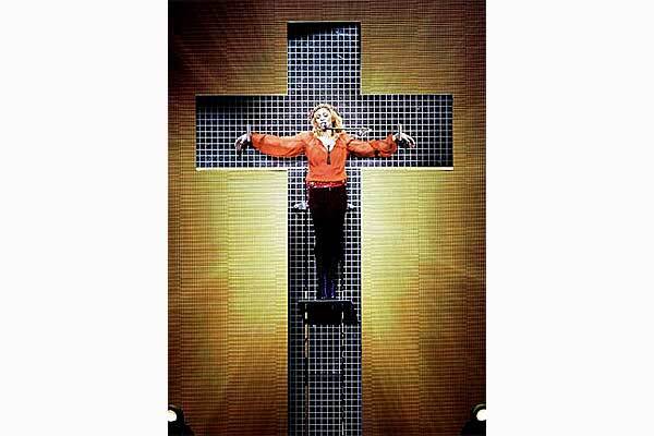 К нам едет Мадонна. На кладбище