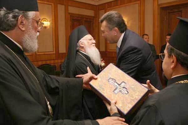 Вселенський Патріарх запросив Януковича в гості