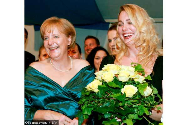 Ангела Меркель меняет мешковатую одежду на открытые платья