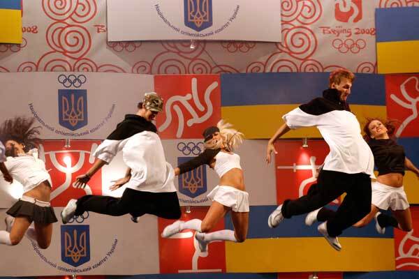 Олимпийцев одели "по-модньому" и проводили