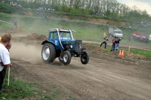 Обезбашенные гонки на тракторах!