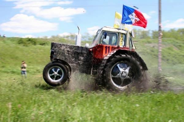 Обезбашенные гонки на тракторах!