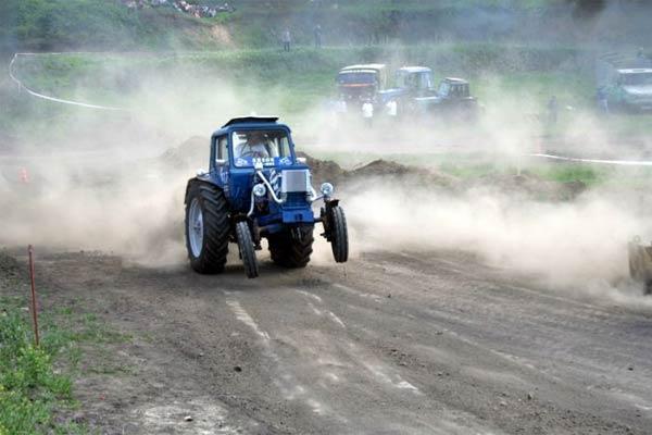 Обезбашенные гонки на тракторах!