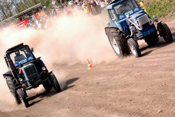 Обезбашенные гонки на тракторах!
