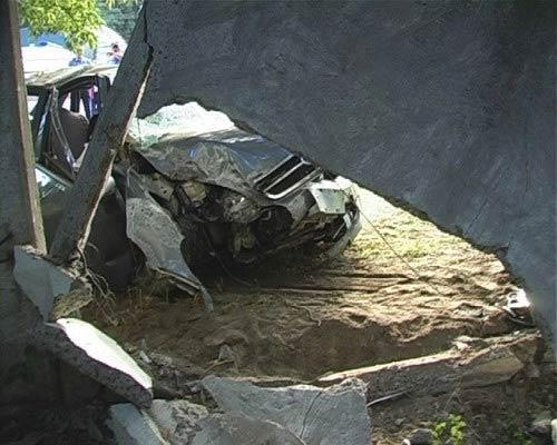 В Киеве легковушка пробила бетонное ограждение