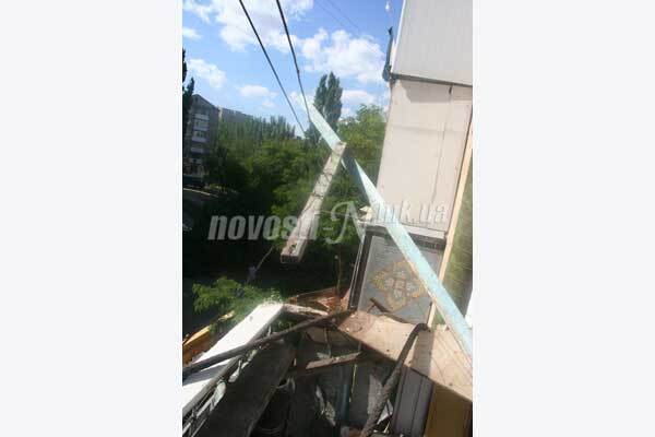 У Миколаєві кран впав на житловий будинок