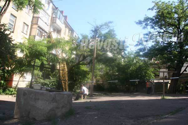 У Миколаєві кран впав на житловий будинок
