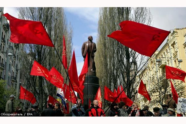 Нашеукраинцы собрались запретить тоталитарную символику