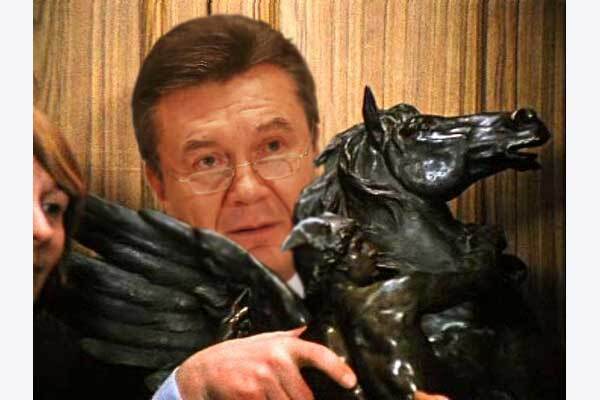 У день народження Янукович залишився без жеребця, але з іконою