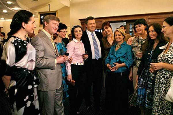 В день рождения Янукович остался без жеребца, но с иконой
