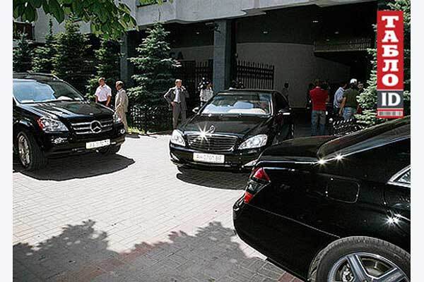 В день рождения Янукович остался без жеребца, но с иконой