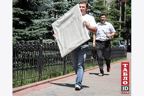 В день рождения Янукович остался без жеребца, но с иконой