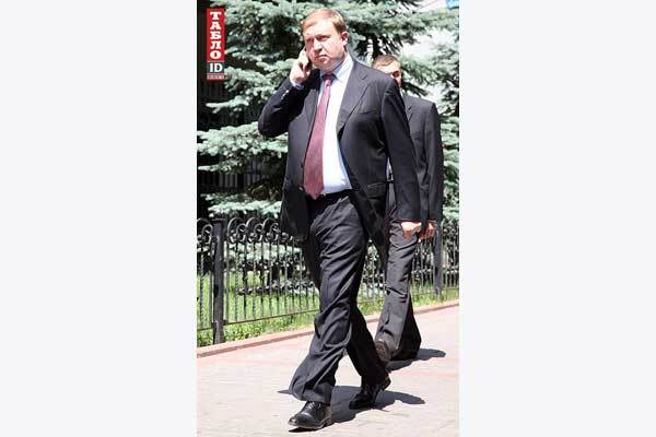 В день рождения Янукович остался без жеребца, но с иконой