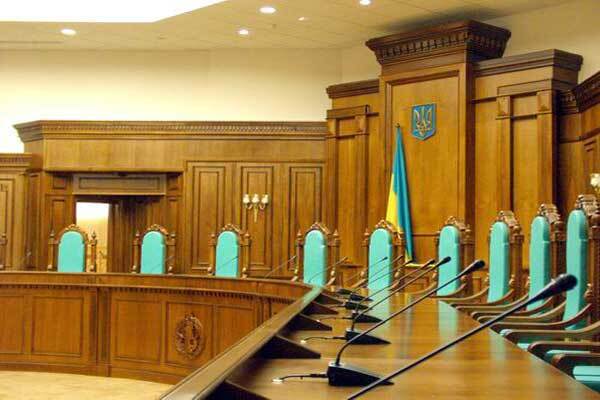 Депутатов попросили не переводить стрелки на КС