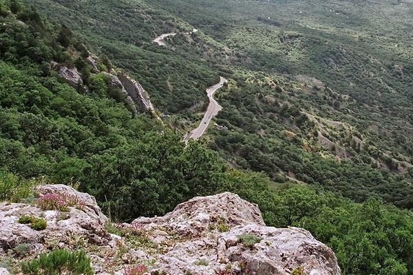 В Крыму со скалы упал автомобиль с людьми