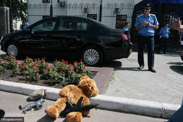 Под посольством России появился "кровавый медвед"