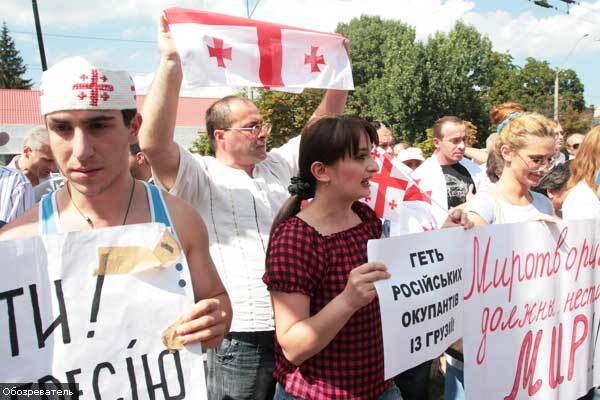 Под посольством России появился "кровавый медвед"
