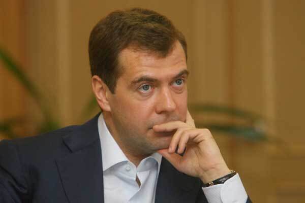 Медведєв вже почала роздавати медалі героям війни