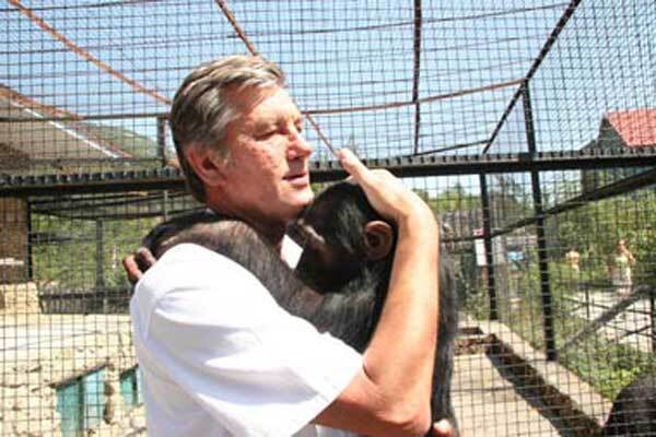 Ющенко спаивает крымских обезьян