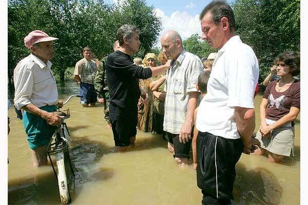 Вода не відступає. У МНС готові до відселення 8 тис. осіб