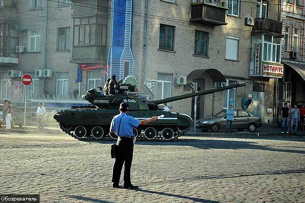 Танки в центрі Києва. ФОТО!