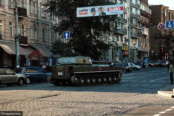 Танки в центрі Києва. ФОТО!