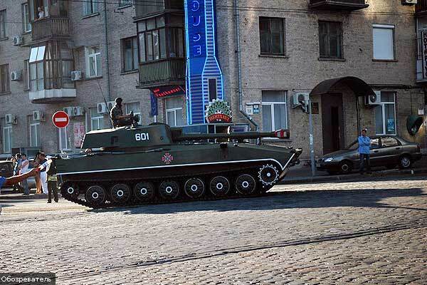 Танки в центрі Києва. ФОТО!