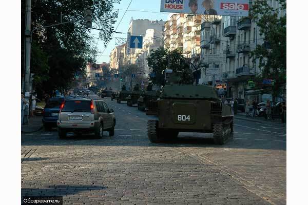 Танки в центрі Києва. ФОТО!