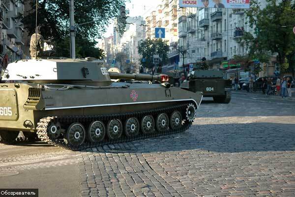 Танки в центрі Києва. ФОТО!