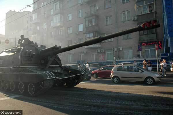 Танки в центрі Києва. ФОТО!