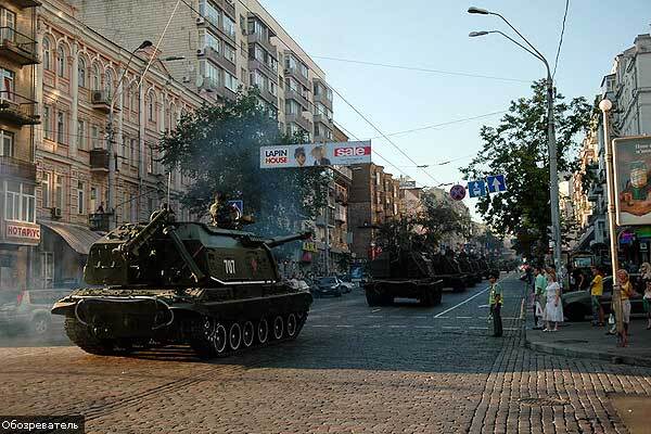 Танки в центрі Києва. ФОТО!