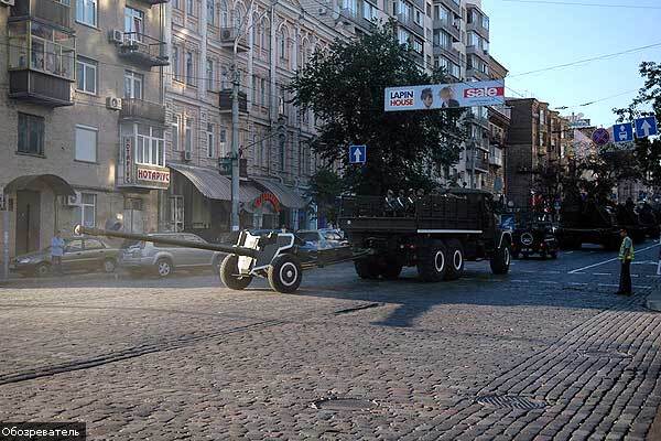 Танки в центрі Києва. ФОТО!