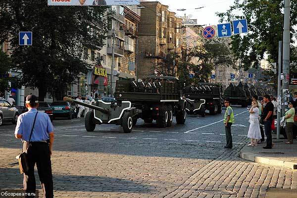 Танки в центрі Києва. ФОТО!