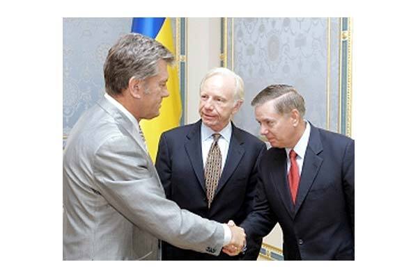 Ющенко просит помощи у США 