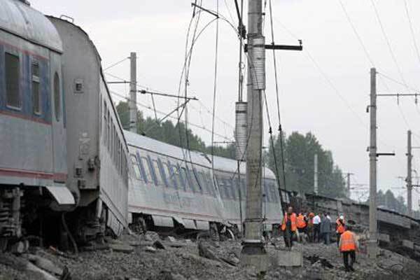 50 человек заблокированы в разбившемся поезде 