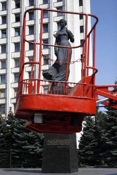 Как в Киеве одевали памятник Лесе Украинке. Жуть!