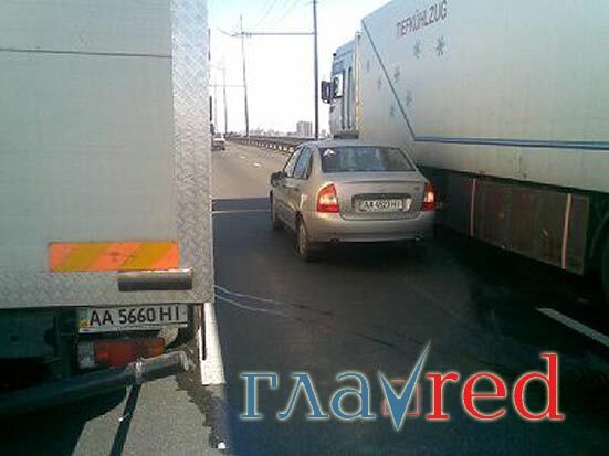ДТП на Московском мосту парализовало пол-Киева (фото)