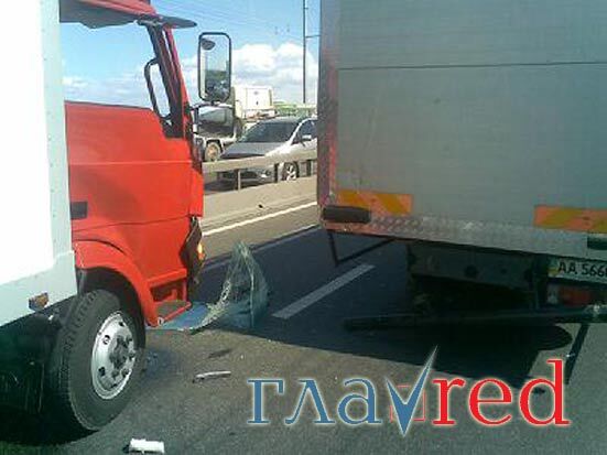 ДТП на Московском мосту парализовало пол-Киева (фото)