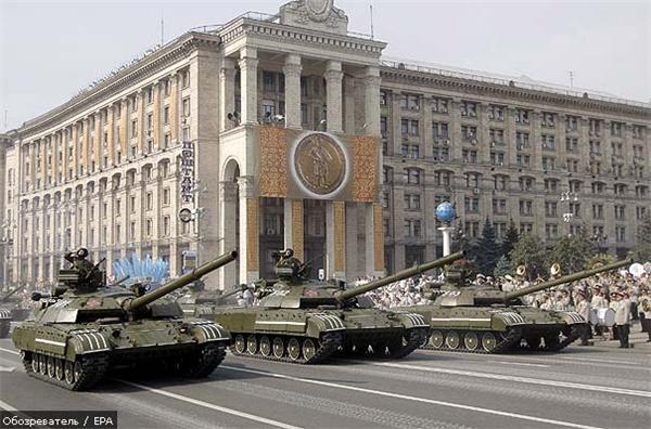 В Киеве танки и истребители