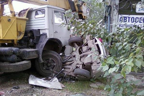 КамАЗ-автокран "растоптал" легковушку!
