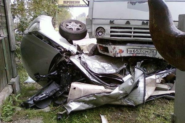 КамАЗ-автокран "растоптал" легковушку!