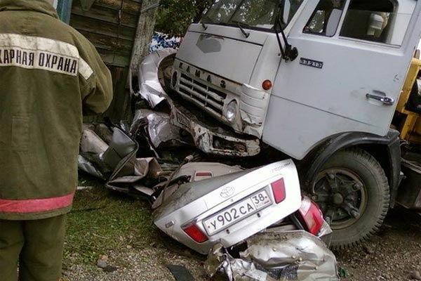 КамАЗ-автокран "растоптал" легковушку!