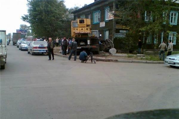 КамАЗ-автокран "растоптал" легковушку!