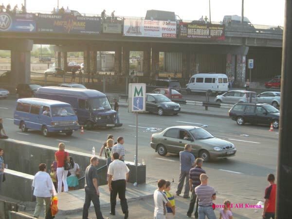 В ДТП на "Осокорках" погибла женщина и пострадали 3 ребенка