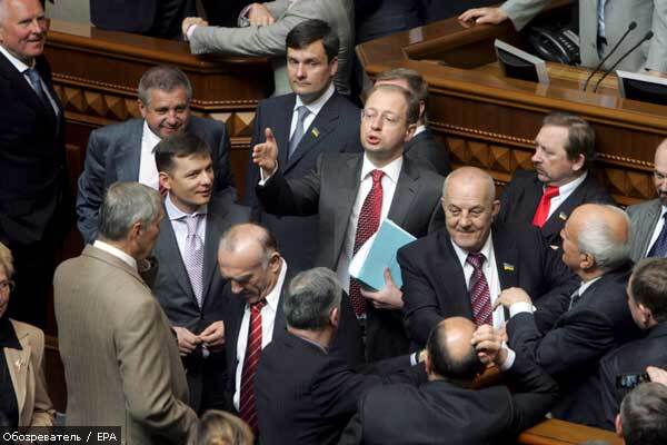 Яценюк озаботился парламентской аурой