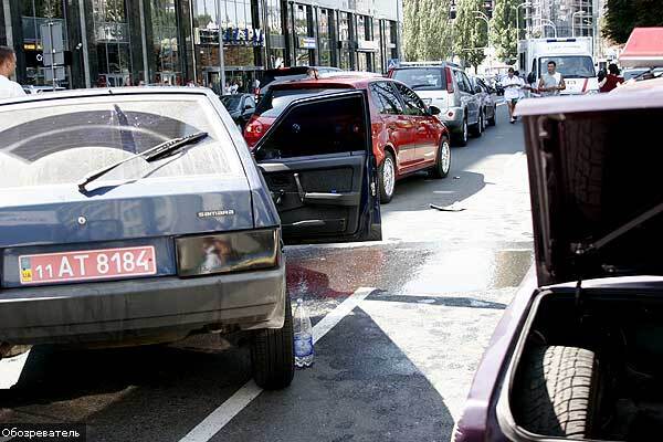 Крупное ДТП в Киеве возле бизнес-центра "Парус"