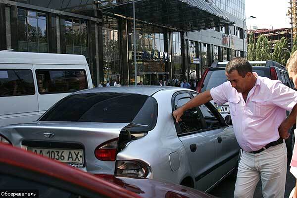 Крупное ДТП в Киеве возле бизнес-центра "Парус"